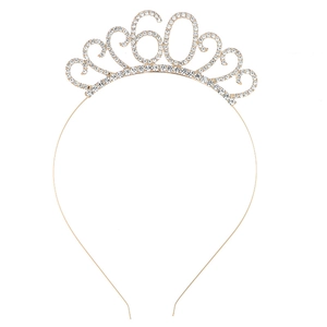 Détail du diadème de 60e anniversaire en or rose avec cristaux et motifs de cœurs