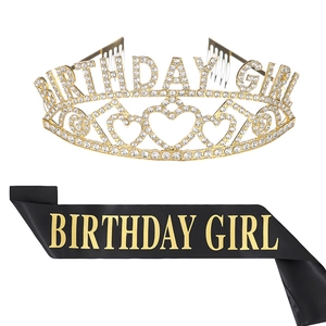 Détail de la couronne en cristal doré et écharpe en satin noir BIRTHDAY GIRL pour fête