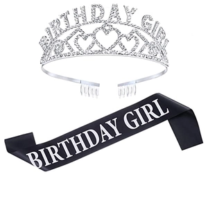 Détail du diadème Birthday Girl en strass argentés avec peigne et écharpe en satin