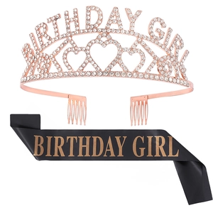 Détail de la couronne en strass or rose avec écharpe en satin noir pour anniversaire