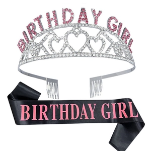 Détail du diadème d'anniversaire argenté à strass avec son écharpe en satin noir assortie