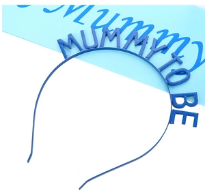 Nahaufnahme des blauen Mummy To Be Haarreifens und Bands für Babyparty-Dekorationen