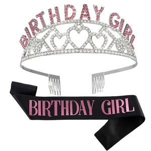 Détail du set couronne d'anniversaire argentée strass rose et écharpe en satin noir