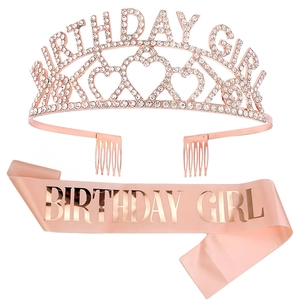Détail du diadème d'anniversaire or rose avec strass et écharpe en soie assortie