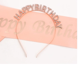Dettaglio del cerchietto Happy Birthday in oro rosa con fascia in raso rosa