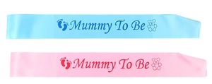 Details von rosa und blauen Satinschärpen mit Mummy To Be Aufdruck und Bärenmotiv
