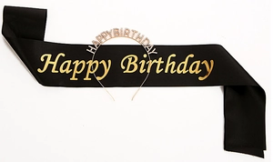 Dettaglio della fascia di compleanno nera in oro e cerchietto con strass set
