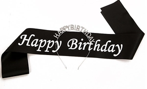 Dettaglio del cerchietto con strass argentati e fascia in raso nero Happy Birthday