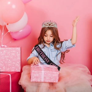 Couronne d'anniversaire en cristal argenté et écharpe en satin rose pailleté