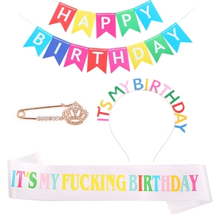 Dettaglio del set di compleanno da 4 pezzi con striscione, fascia, spilla e fascia in raso