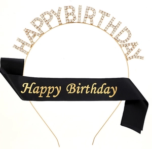 Dettaglio del cerchietto con strass dorati e fascia in raso nero Happy Birthday