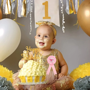 Distintivo rosa Birthday Girl in raso e gonna di paillettes oro per primo compleanno