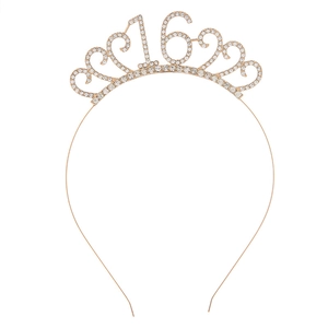 Detalle de la corona dorada de 16 cumpleaños con diamantes de imitación y corazones