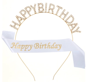 Dettaglio del cerchietto Happy Birthday in strass dorato con elegante fascia in raso bianco