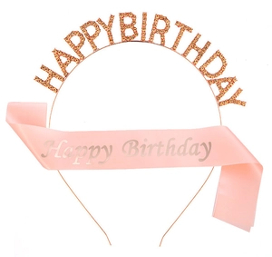 Dettaglio del cerchietto Happy Birthday oro rosa e fascia in raso rosa per feste