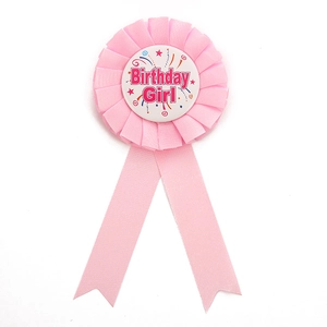 Dettaglio ravvicinato di un nastro rosa Birthday Girl con tessuto in raso pieghettato