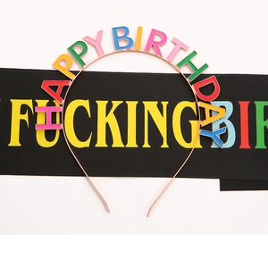 Dettaglio del cerchietto Happy Birthday in oro rosa con lettere colorate per feste