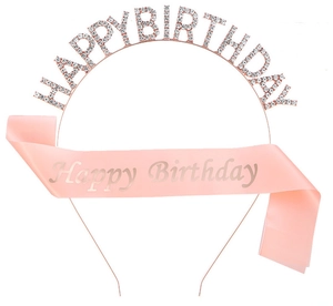 Dettaglio del set cerchietto Happy Birthday con strass e fascia in raso rosa