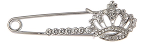 Détail macro de la broche couronne argentée avec strass en cristal étincelants et épingle