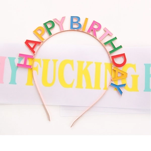 Dettaglio del cerchietto colorato smaltato Happy Birthday per feste di compleanno