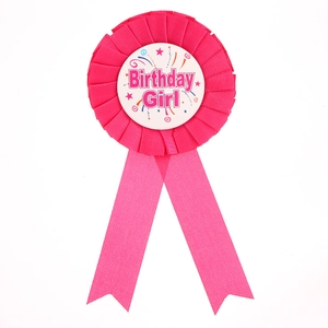 Dettaglio coccarda rosa Birthday Girl in raso per festa di compleanno con decorazioni