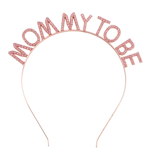 Dettaglio del cerchietto Mummy To Be oro rosa con strass rosa per baby shower party
