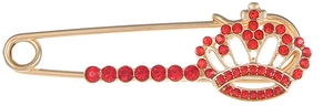 Détail d'une broche couronne dorée ornée de strass rouges brillants sur une épingle de sûreté