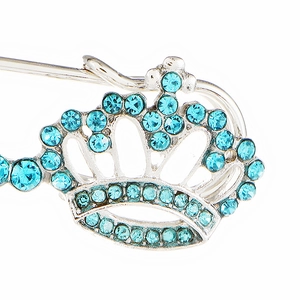 Vue détaillée de la broche couronne argentée avec des strass bleu clair scintillants