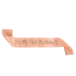 Détail de l'écharpe en satin or rose avec texte It's My 70th Birthday pour fête d'anniversaire