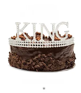 Dettaglio decorazione torta corona King argento con strass su torta al cioccolato