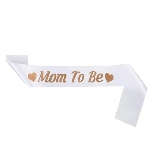 Écharpe Mom To Be en satin blanc avec lettrage or rose pour fête prénatale et décor