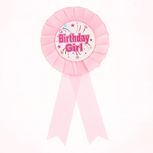 Distintivo rosa Birthday Girl con nastro di raso plissettato per feste di compleanno