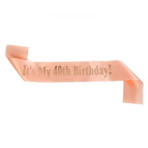 Détail de l'écharpe en satin or rose avec texte scintillant It's My 40th Birthday