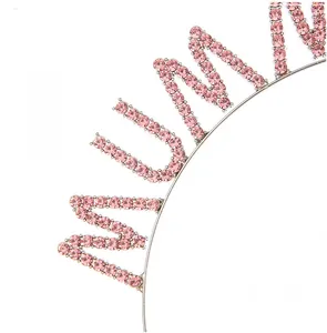 Dettaglio del cerchietto con strass rosa AAA e scritta Mummy To Be su cornice in argento