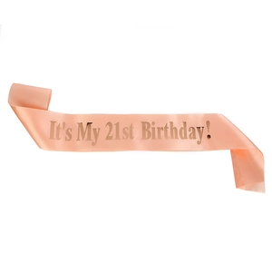 Détail de l'écharpe en satin or rose avec l'inscription It's My 21st Birthday élégante