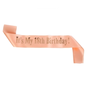 Détail de l'écharpe en satin or rose avec inscription It's My 18th Birthday dorée