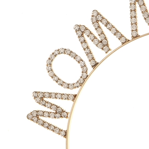 Dettaglio del cerchietto dorato MOMMY TO BE con lettere in strass di cristallo lucido