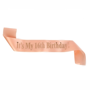 Détail de l'élégante écharpe en satin or rose avec l'inscription It's My 16th Birthday