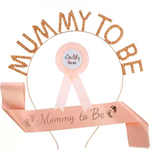 Dettaglio set cerchietto Mummy to Be oro rosa, fascia rosa e medaglia Daddy to Be