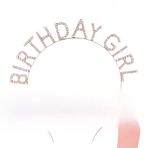 Détail du serre-tête BIRTHDAY GIRL doré rose avec strass et écharpe d'anniversaire rose
