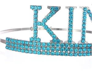 Dettaglio macro della corona KING argento con strass blu AAA per feste e compleanni