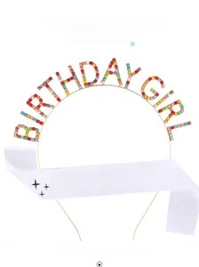 Détail du serre-tête anniversaire strass arc-en-ciel et de l'écharpe satinée colorée