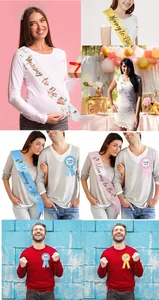 Détail de l'écharpe en satin Mummy to Be et tiare en strass pour fête prénatale