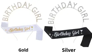 Détail du serre-tête en cristal et de l'écharpe en satin pour fête d'anniversaire en or et argent