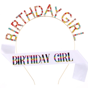 Ensemble couronne et écharpe Birthday Girl avec strass colorés sur satin blanc