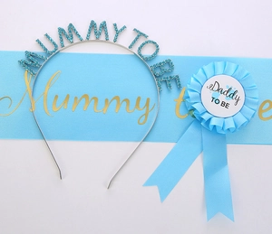 Ensemble Mummy To Be bleu avec diadème strass, écharpe satin et badge Daddy To Be