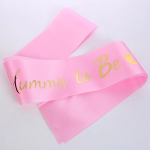 Écharpe Mummy to Be en satin rose avec texte doré et empreintes pour fêtes prénatales