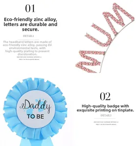 Détail du serre-tête MUM en strass rose et du badge Daddy TO BE en ruban bleu