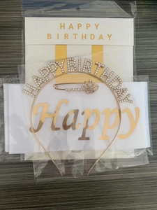 Nahaufnahme von roségoldenem Happy Birthday Haarreif und Schärpe mit Kronen-Nadel