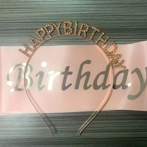 Detailansicht von roségoldenem Happy Birthday Diadem mit Strass und rosa Satinschärpe